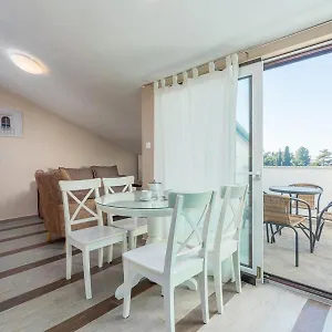 4* Konukevi La Perla Premium